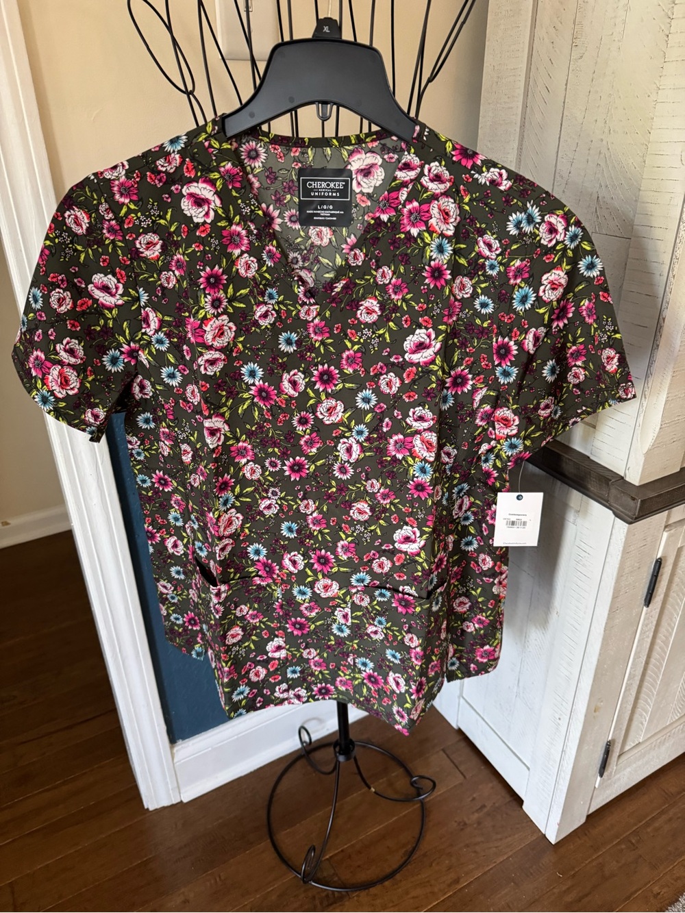 New Cherokee v neck women’s scrub top Large L Olive Green “Romantic Garden”